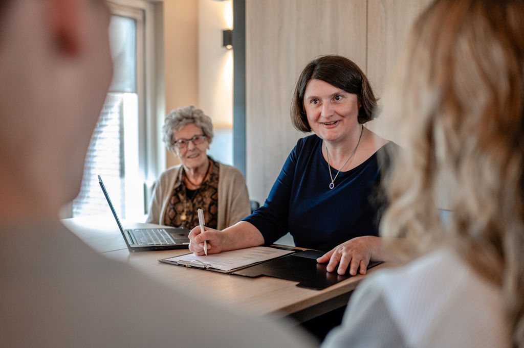 Zorg voor opa of oma tijdens bruiloft
